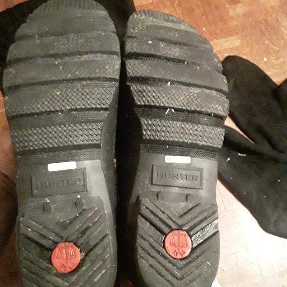 Like New "Hunter" Womens Size 7 Tall Heavy Duty Rubber Boot With 2 Pair Of Socks - Picture 12 of 16